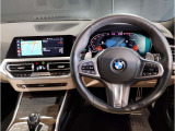 【ハンドル】ドライバーとBMW車の一体感がダイレクトに伝わるステアリングホイール。形状・太さへの拘りに加えて、操作性を高める為にスイッチ類も配置。クイックかつ安定のドライビングを体感下さい!