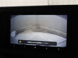 目視では確認しづらい車両後方を表示するバックモニターが装備されています。スムーズな車庫入れや縦列駐車をサポートします。