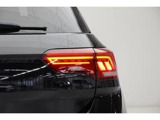 流れるリヤウィンカーを特別装備。スタイリッシュと高級感を演出します。