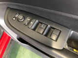 【窓操作部分】運転席のスイッチでは、すべてのウィンドーの開閉操作を行うことができます。