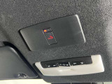 【SOSコール】急病時や危険を感じた時、SOSコールスイッチを押すと専門のオペレータに繋がって、サポートしてくれます。また、万が一の事故発生時には、エアバッグ展開と連動して自動通報します。