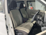 運転席まわりです。運転席からの視界が左右に広く隅々まではっきりと見渡せます!クルマの前端も把握しやすく安心して運転できます!