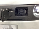 急速充電は車内のボタンを操作して開け、あとは充電コネクターを差すだけで充電開始します。簡単な充電操作と、フタの開け方を変えることで差し間違いを防げる安心感。
