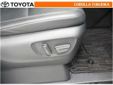 運転席パワーシート。お好みの乗車姿勢を電動で調整できます。