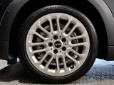 アロイは英語で合金を意味しますが、車の世界ではアルミ製のホイールを指します。大衆車のホイールは製造コストが安いスチール(鉄)でできていますが、アルミ(アルミ合金)製ホイールは軽いのが特徴です。