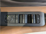 パワーウィンドウのスイッチですよ。 運転席に居ながら窓を開け閉めのコントロールできますよ。 ロック機能で、子供がイタズラして窓を開けるという事も無くなりますよ。