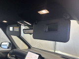 バイザーに鏡を付いているのは当たり前の時代ですが、写真の通りミラーを開くとライトが点灯する「バニティーミラー」を装備。女性には嬉しい機能ですね♪