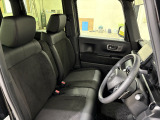 運転席は大きな座面と包み込むような背もたれが身体全体を支えます。上質なシートを採用し長時間の運転やコーナーの多い道も快適です。座ったときの頭上スペースも余裕たっぷりでロングドライブも楽チンです♪
