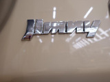 バックドアに車名エンブレムを装着しています。