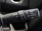 【オートライト】車外の明るさに応じて自動で点灯します。手動で点灯/消灯させることもできます。