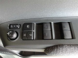 パワーウィンドウスイッチで運転席から全席の窓の開閉ができます。