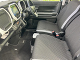 操作しやすいスイッチ類が配置された運転席。必要な機能にすぐにアクセスでき、快適なドライブをサポートします。洗練されたデザインも魅力です。