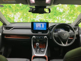 車両後方の状況を大きく表示するバックモニター。縦列駐車や後退時の安全確認をサポートし、運転をアシストします。