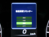 リバース時には、アクセルの踏み具合にかかわらず、速度を一定にする後退速度リミッターが付いております。シフトミス時に急なバックをしないようにする安全機能です。オフにすることも出来ます。
