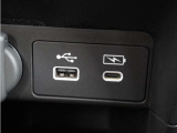 ◆USB入力端子◆USB接続、スマートフォンの充電等にも便利なUSBチャージャー使いやすい場所に装備されています。