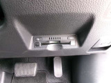 ETC車載器を装備しています。高速道路の料金所もストレスなく通行できます。すっきりとしたビルトインタイプですよ。