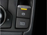 【電動パーキングブレーキ】手で引く方式のサイドブレーキや足踏み式のサイドブレーキの代わりとなるもので、指先の簡単操作でパーキングブレーキを作動したり解除したりすることが可能です。