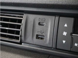 ◆USB接続端子◆スマホやiPodなどを接続して、いつもの音楽を車内でもお楽しみいただけます♪