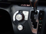 オートエアコンで車内快適♪ご希望の温度に設定すれば風向きや風量を自動で調整してくれますよ!