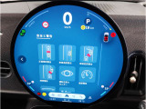 【衝突被害軽減ブレーキ】3段階で作動。1注意喚起マークが表示(視覚)。2警告音により注意喚起(聴覚)。3車両が自動でブレーキ介入。3段階により、過度な介入を控え、もしもの時には事故を軽減してくれます。