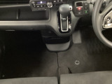 自社整備工場で点検整備をおこなってからお渡ししています。車検が残っている場合は『12ヶ月点検整備』を、車検整備付きの場合は『車検整備』をおこないます。整備費用は車両本体価格に含まれています。