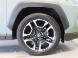 純正のアルミホイール装着車です。タイヤサイズは235/55R19です。