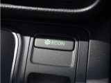 ◆ECONスイッチ(ECONモード)◆エンジンやエアコンといった、クルマ全体の動きを燃費優先で自動制御するECONモード。空調など快適性を優先したいときは、スイッチを押してOFFにできます。