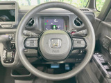 インテリアに合わせたデザインのステアリングは、運転される方のことも考え、運転しやすい形状、大きさです。是非一度、実際に触ってお確かめください。