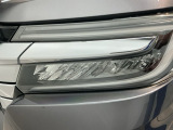 【LEDヘッドライト】点灯した瞬間のクリーンな白さが、今の車らしい清潔感を感じさせてくれます。明るさだけでなく、寿命や省エネ性能も優秀。長く乗る一台だからこそ、こだわわりたい方に最適です。