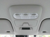 運転席の上に、手元を明るく照らすマップランプをご用意しております♪