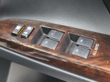 運転席からも操作可能な全席パワーウィンドウが装備されています。