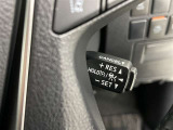 クルーズコントロール機能が付いています。 速度を設定するとアクセルを踏まなくても一定の速度で走ることができます。  高速道路ではとても便利な装置なんです。