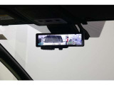 電子インナーミラーです。バックドア内側にカメラを取付けてインナーミラーに後方映像を表示。例えば、後席に大柄の方が座っていても後方確認が難なく出来ます。モニターモードとミラーモードは切替え可能です。