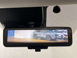 【インテリジェント ルームミラー】車両後方のカメラ映像をミラー面に映し出すので、車内の状況や、天候などに影響されずいつでもクリアな後方視界が得られます!