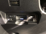 【ETC2.0装着車】カーナビと連携させることで全国の「ITSスポット」と双方向通信し渋滞を回避するルートを案内します。情報配信を受けるたびに最速のルートを再検索。料金所もストレスなく通過できます。