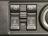 両側パワースライドドアウェルカムオープン機能 降車時にスイッチで予約しておけば、乗車時に電子カードキーを持ってクルマに近づくだけでパワースライドドアが自動でオープン♪