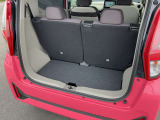 バックドアは大きく開きます。定員乗車時でも十分広いラゲッジスペースを確保しています