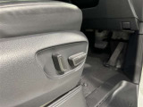 電動パワーシートはボタン一つで細やかな調節が可能ですよ。 意外に力が要るシートの移動もラクラク、思い通りのポジションが見つかります。