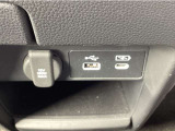 ナビとのUSB接続、充電ジャックも充実しています♪