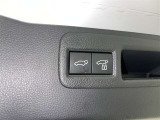 電動式バックドアです。 荷物を持ったままでもボタン一つで自動的に開け閉めできるので便利ですよ。 挟み込み防止機能も付いていますのでお子様の手や荷物を挟み込むのを防いでくれますよ。