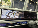 iDriveナビは、シフトレバー手前のコントローラーだけでなく、画面をタッチして使用可。目的地までのルート案内はもちろん、メンテナンス時期の確認や電動テールゲートの開口度調整の設定なども行う事ができます。