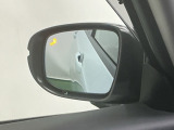ブラインドスポットインフォメーションは走行中、斜め後ろに車両を感知すると、ドアミラーやピラーの上にマークを点灯してお知らせします。