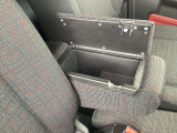 肘を休めるだけでなくフタを開けることで深さのある収納が現れ、鍵や財布、サングラスなどの小物を手元に整理できます。外からの視線を目隠ししつつ、運転席に座ったまま素早く出し入れできる便利な構造です。