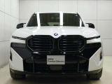 一目でBMWと解る存在感。象徴的なキドニーグリルを中心にシャープなヘッドライトと力強い表情が融合。スポーティーさとエレガンスを兼ね備えたBMWならではのフロントフェイスです。