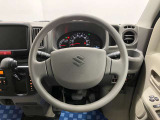 【ハンドル回り】インテリアに合わせたデザインのステアリングは、運転される方のことも考え、運転しやすい形状、大きさです。ぜひ一度、実際に触ってお確かめください。