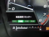リバース時には、アクセルの踏み具合にかかわらず、速度を一定にする後退速度リミッターが付いております。シフトミス時に急なバックをしないようにする安全機能です。オフにすることも出来ます。