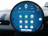◆インスツルメント・パネルのエレガントなデザインは、BMW特有の水平ラインで構成され、室内空間に端正な印象をもたらします。人間工学に基づいてレイアウトされた重要な操作系統は、直観的な操作が可能です◆