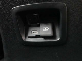 センターコンソールボックス背面には充電用USB端子付き