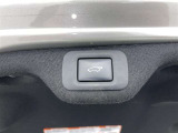 電動式バックドアです。 荷物を持ったままでもボタン一つで自動的に開け閉めできるので便利ですよ。 挟み込み防止機能も付いていますのでお子様の手や荷物を挟み込むのを防いでくれますよ。