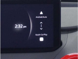 【スマートフォン連携】車内でスマートフォンと連携し、Apple CarPlayやAndroid Autoで通話、音楽、マップなどの様々な機能が利用可能です。